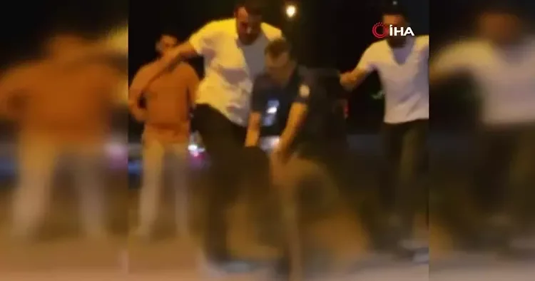 İstanbul da sokakta çıplak gezen Afrikalıya vatandaşlardan tekme tokat dayak