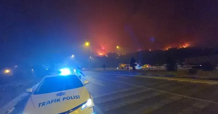 Orman yangını sürüyor! Karabük Ankara kara yolu çift yönlü trafiğe kapatıldı