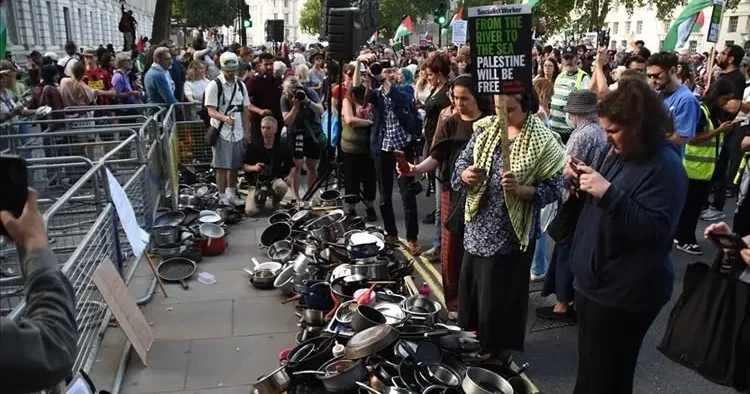 İngiltere de tencere ve tavalarla İsrail protestosu
