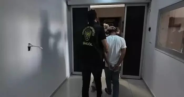Dilenci kılığında evlere girerek 1 milyon liralık ziynet eşya çalan hırsızlar yakalandı
