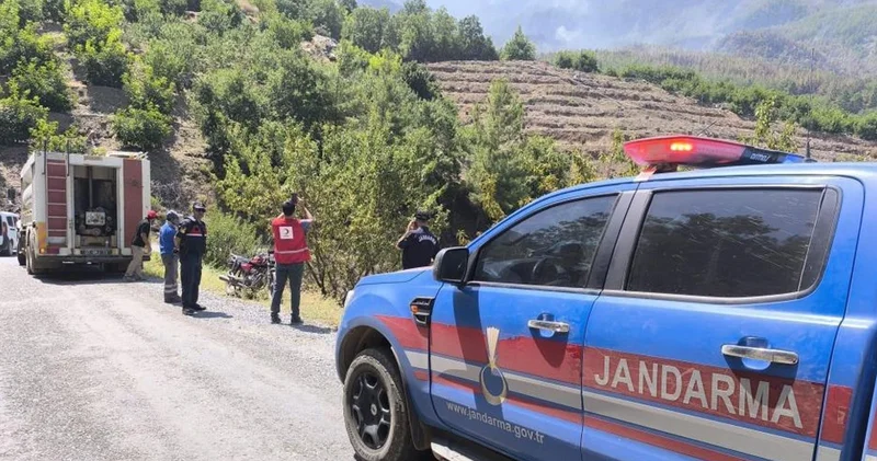 Antalya Gazipaşa da yangınla mücadele eden vatandaş, su tankerinin altında kaldı
