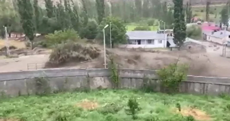 Bir yanda yangın bir yanda sel: 9 köyü götürdü