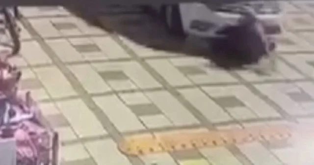 Yere eğilip poşetleriyle uğraşırken arabanın altında kaldı VİDEO İZLE