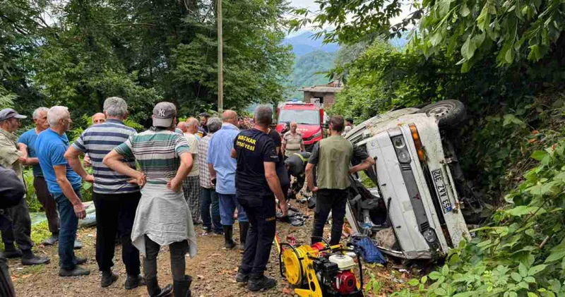 Rize de korkunç kaza: Minibüs yamaçtan yuvarlandı 2 kişi öldü