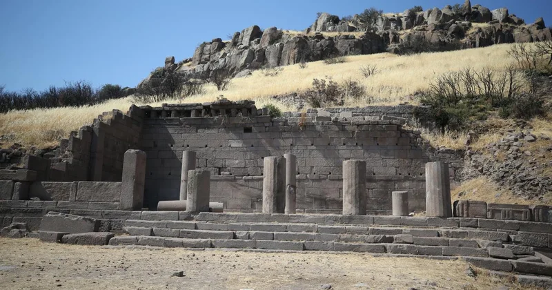 Assos ta 3 bin 500 yıllık sütunlar gün yüzüne çıkarılıyor