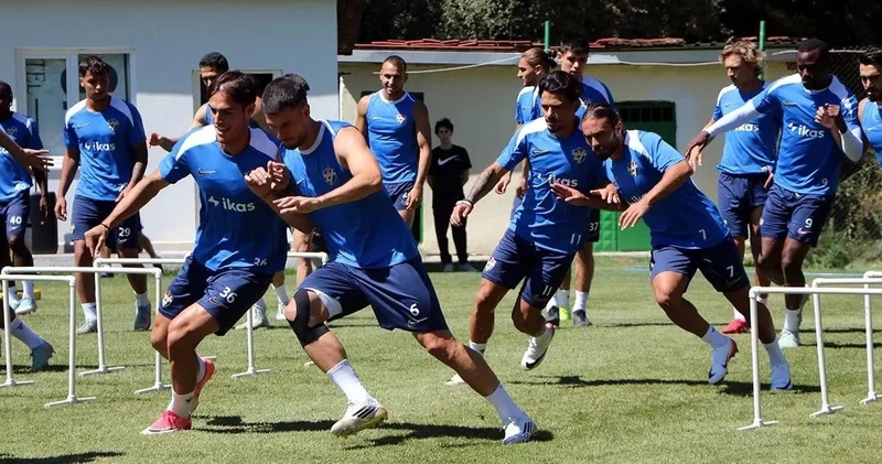 Tavuk yüzünden kamp yarıda kaldı: Futbolcular İstanbul a döndü
