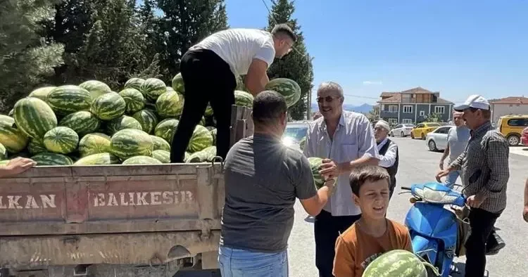 Parasıyla satın aldı bedava dağıttı! Bir kamyon dolusu... Tarlada çürümesin istedik