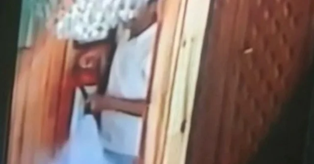 Camide sorumsuz şakalaşma: Yangın tüpüyle birbirlerine sıktılar etraf toz duman oldu VİDEO İZLE