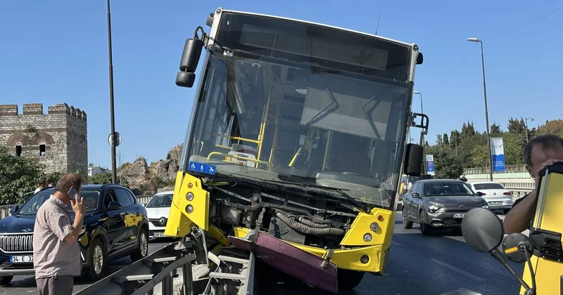İETT otobüsü çelik bariyerlerde asılı kaldı