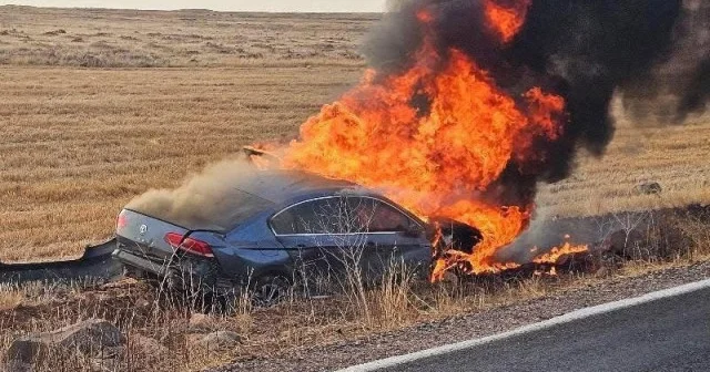 Şanlıurfa da devrilen araç alev alev yandı VİDEO İZLE