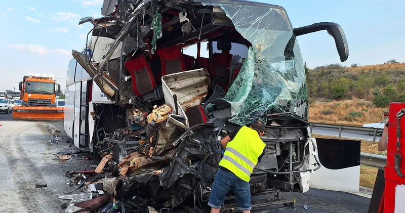 Mersin de yolcu otobüsünün tıra çarpması sonucu 9 kişi yaralandı
