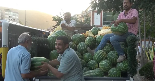 Bursa da bir mağazanın ücretsiz dağıttığı 20 ton karpuzu vatandaşlar dakikalar içinde tüketti VİDEO İZLE
