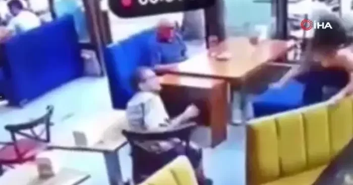 Kendini bilmez müşteri kadın garsona tokat attı! Dersini hiç beklemediği şekilde aldı