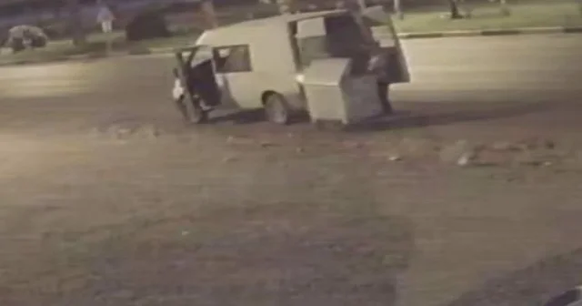 Hatay da ilginç hırsızlık kamerada: Yol kenarındaki çöp konteynerini çaldılar VİDEO İZLE
