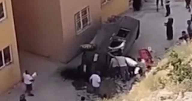 Hafif ticari aracın sitenin bahçesine düştüğü kaza kamerada VİDEO İZLE