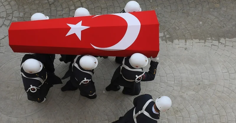 2 askerin şehit düşmesine tepki yağıyor: Bu sıcakta öldürene kadar talim yaptırmak ne demek ya! Sözcü Gazetesi