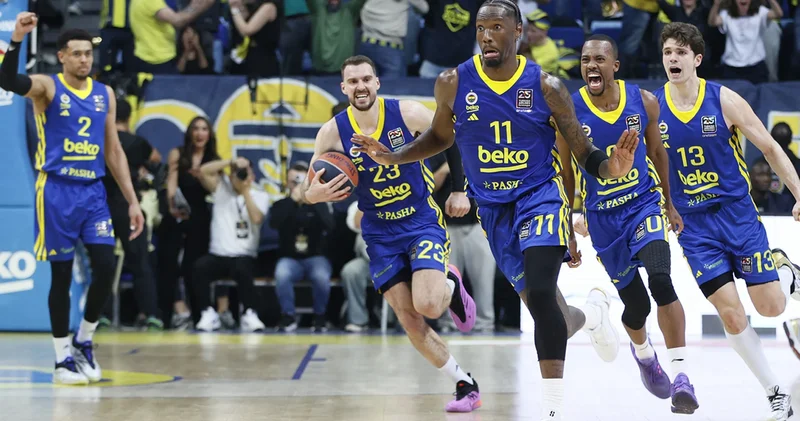 O artık resmen NBA oyuncusu! Fenerbahçe ile tarih yazan Nigel Hayes Davis NBA takımlarından Phoenix Suns a imzayı attı