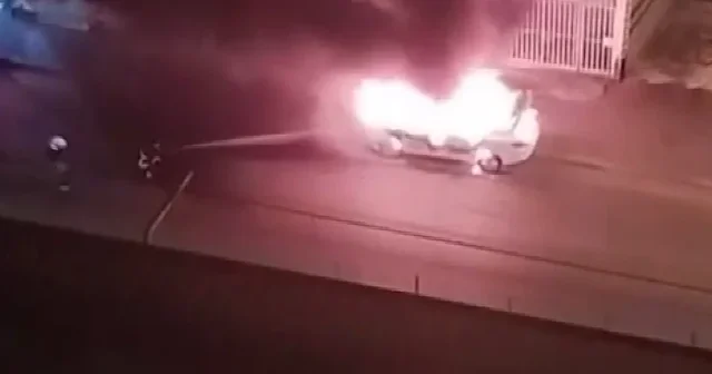 Seyir halindeki araç alev aldı: Kullanılamaz hale geldi VİDEO İZLE