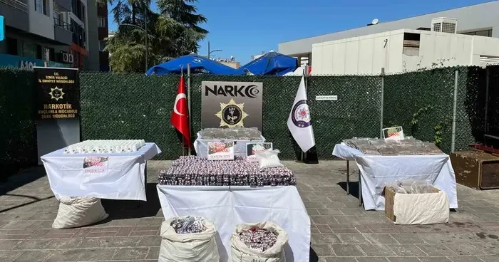 İzmir’de narkotik polisinden zehir tacirlerine büyük darbe