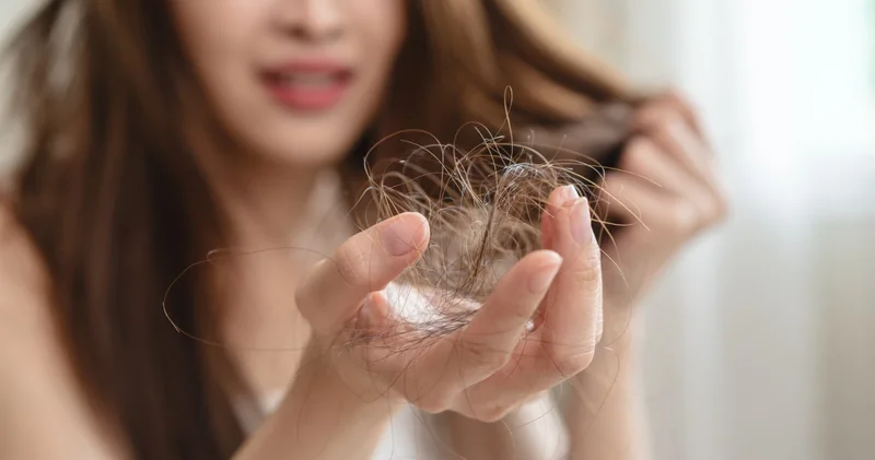 Yastığınızdan öbek öbek saç toplama derdi bitiyor! Rapunzel gibi saçların sırrı bu doğal yağda gizliymiş
