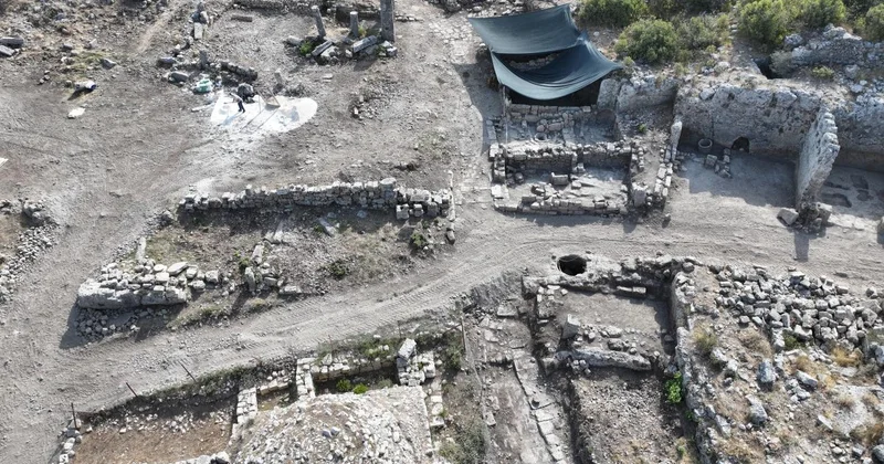 Sillyon Antik Kenti nde birçok dönemin izlerini taşıyan ana cadde ortaya çıkarıldı