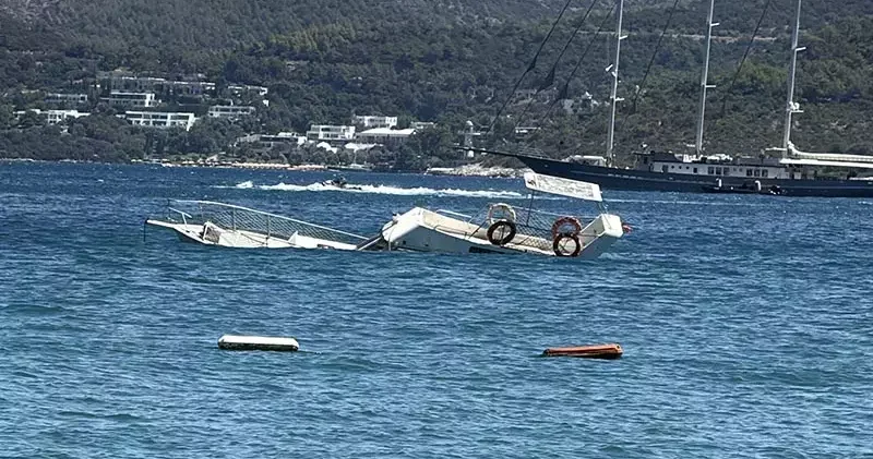 Bodrum’da 10 metrelik ahşap tekne battı