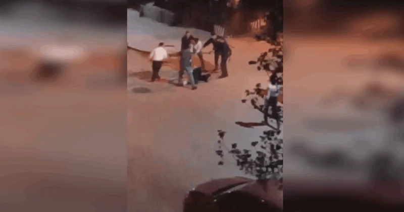 Sokak ortasında kovaladıkları kişiyi sopalarla dövdüler