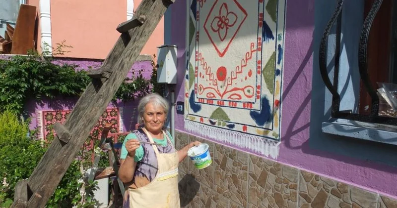 Evinin duvarlarını halı motifleriyle donattı