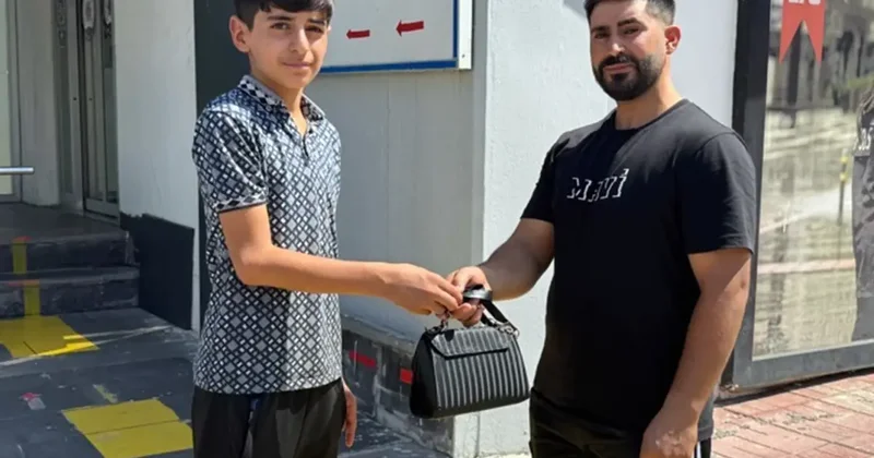 15 yaşındaki Ömer, çöplerin yanında bulduğu servet değerindeki altınları polise teslim etti
