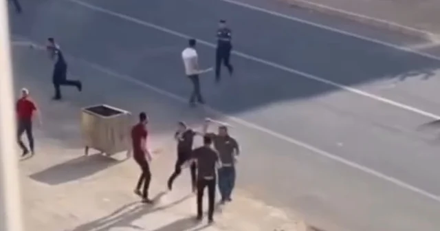 Mardin de iki aile arasında taşlı sopalı boşanma kavgası kamerada: 4 yaralı Mardin Haberleri