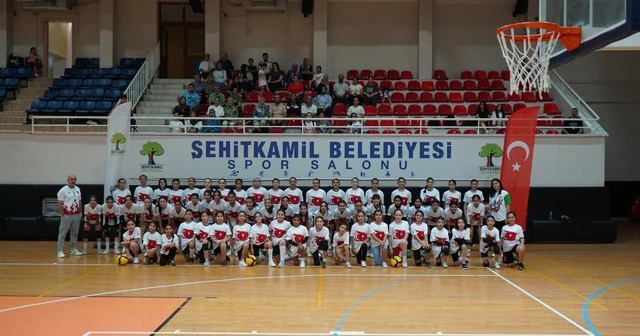 Gaziantep te 62 genç voleybolcu profesyonelliğe adım attı Gaziantep Haberleri