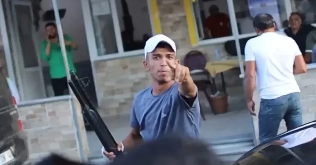 Kendilerini Barzaniler olarak adlandıran gençler sokak röportajı sırasında çocukların arasında defalarca etrafa ateş açtı VİDEO İZLE