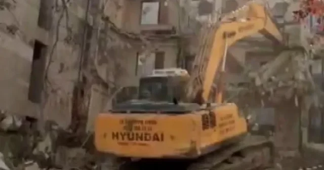 Devrilen binayı iş makinesi ile tutmaya çalıştılar: 3 daire hasar gördü VİDEO İZLE