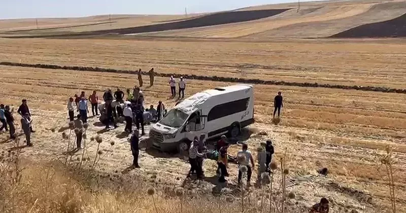 Malazgirt kutlamalarına gidenleri taşıyan minibüs devrildi; 10 yaralı