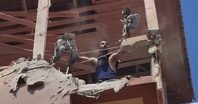 Şehit meslektaşının kamera ve yeleğini gösterdiği sırada bombaladılar VİDEO İZLE