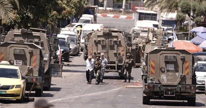 Katil İsrail ordusu Batı Şeria nın El Halil ile Ramallah kentlerine eş zamanlı baskınlar düzenledi