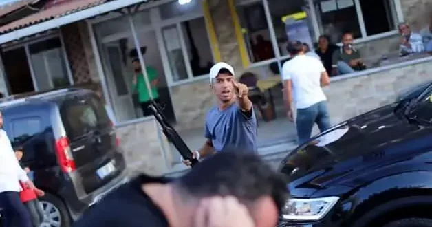 Röportaj sırasında rastgele havaya ateş açtı! Herkesin canını alacağım