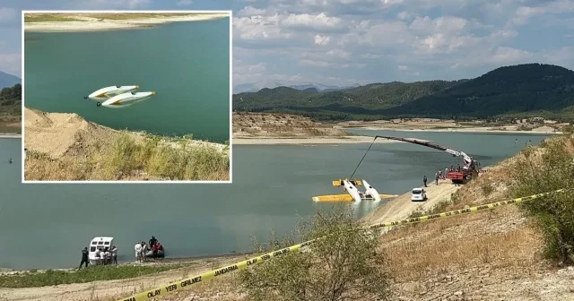 Burdur da kaza kırıma uğrayan uçak göl kıyısına çekildi Burdur Haberleri