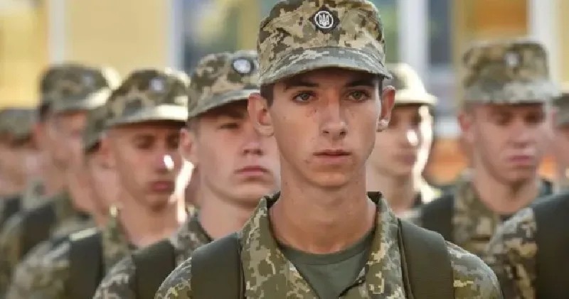 Ukrayna da 18 22 yaşındaki erkeklerin yurt dışına çıkışı serbest hale geldi
