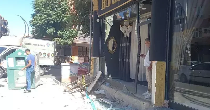 Kamyonete çarpan motosikletteki 2 kişi, iş yerinin vitrinine savruldu
