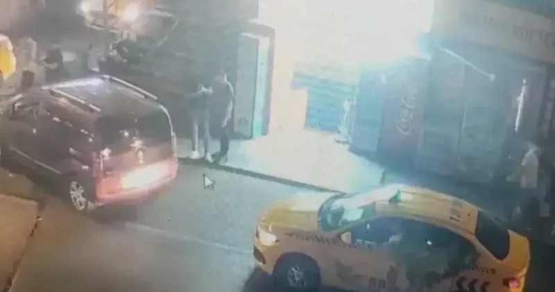Beyoğlu nda önce yerde darbetti sonra gasbedip kaçtı; o anlar kamerada