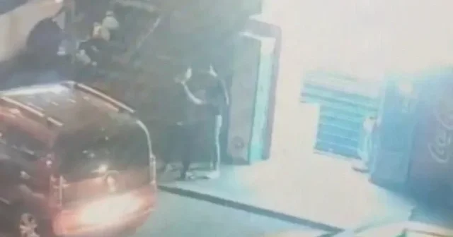 Kaldırımda bekleyen vatandaşı önce darp sonra gasp etti VİDEO İZLE