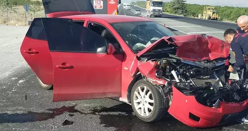 Malatya da otomobil çekiciye çarptı: 5 yaralı