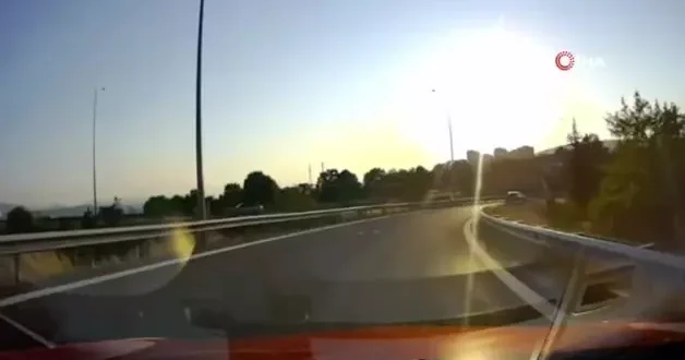 Otoyolda akıllara zarar hareket! Resmen kazaya davetiye çıkardı