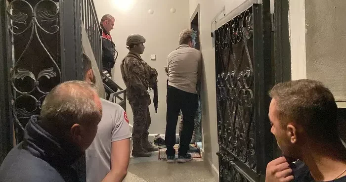 Kendisini odaya kilitledi! Özel Harekat Timi geldi: Annecim niye polisi arıyorsunuz?