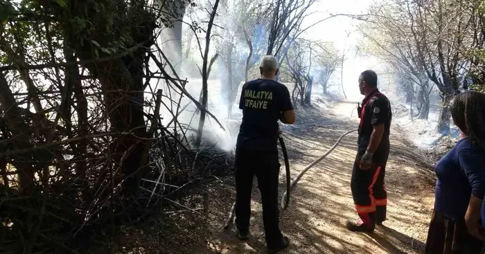 Bahçede yangında, meyve ağaçları zarar gördü