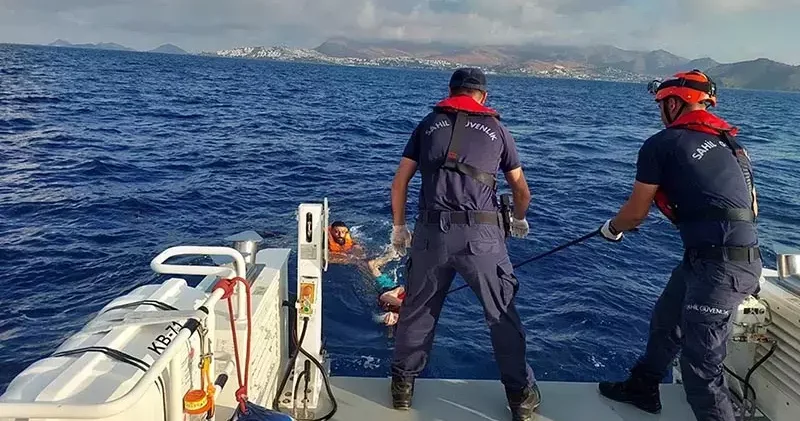 Yunanistan a yüzerek geçmeye çalışan 5 kaçak göçmen yakalandı
