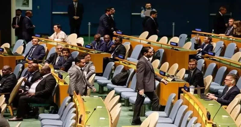 Duyulmak için Gazze nin 9 noktasına hoparlör koydu! Netanyahu salonda tek kaldı!