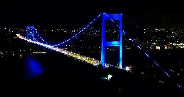 FSM ve Yavuz Sultan Selim köprüleri maviye büründü VİDEO İZLE