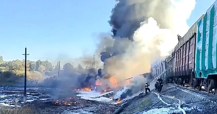 Tren ile kamyon çarpıştı: Yangın çıktı